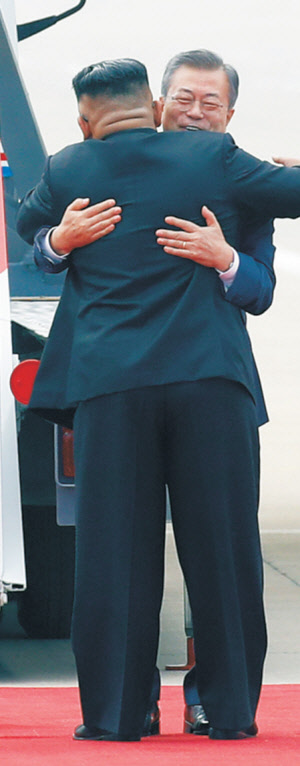 뜨거운 포옹 '2018남북정상회담평양'의 첫날인 18일 평양 순안공항에 도착한 문재인 대통령과 김정은 북한 국무위원장이 반갑게 포옹하고 있다.